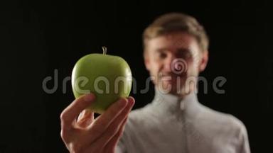 男人手中的绿苹果特写健康的生活方式肖像